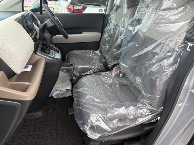 フリード エアー　登録済未使用車　ナビ　ドラレコ　フロアマット　ＥＴＣ　ホンダセンシング　オートクルーズコントロール　レーンキープアシスト　衝突軽減ブレーキ　両側電動スライドドア　クルコン　横滑り防止機能　フルセグ（11枚目）