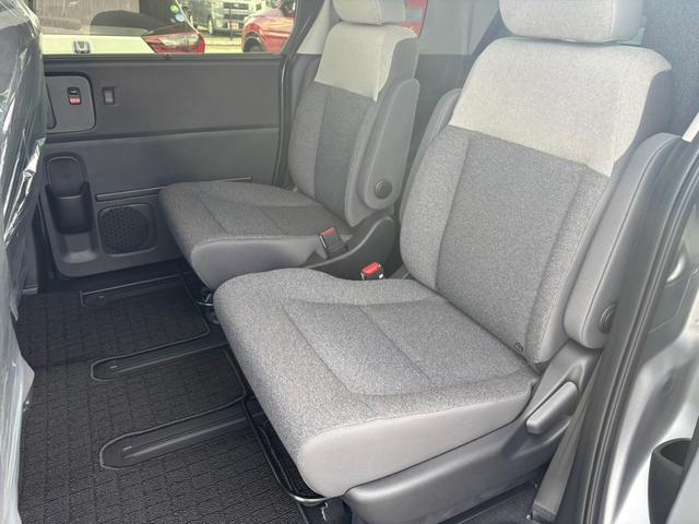 フリード エアー　登録済未使用車　ナビ　ドラレコ　フロアマット　ＥＴＣ　ホンダセンシング　オートクルーズコントロール　レーンキープアシスト　衝突軽減ブレーキ　両側電動スライドドア　クルコン　横滑り防止機能　フルセグ（12枚目）