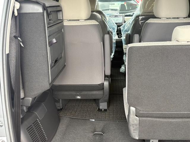 フリード エアー　登録済未使用車　ナビ　ドラレコ　フロアマット　ＥＴＣ　ホンダセンシング　オートクルーズコントロール　レーンキープアシスト　衝突軽減ブレーキ　両側電動スライドドア　クルコン　横滑り防止機能　フルセグ（13枚目）