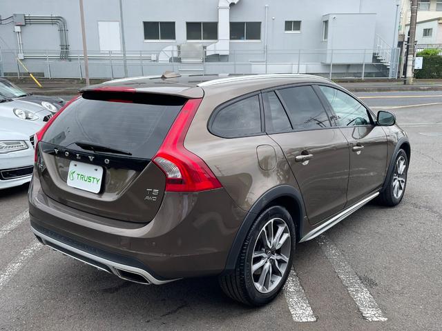 Ｖ６０ クロスカントリー　Ｔ５　ＡＷＤ　ＳＥ　２０１７ｙモデル　アイボリー革　インテリセーフ　純正１８インチＡＷ　スマートキー　ＨＤＤナビ　バックカメラ　ヒーター付きメモリーパワーシート　Ｒパークセンサー　マルチステア　パドルシフト　Ｒフィルム（9枚目）