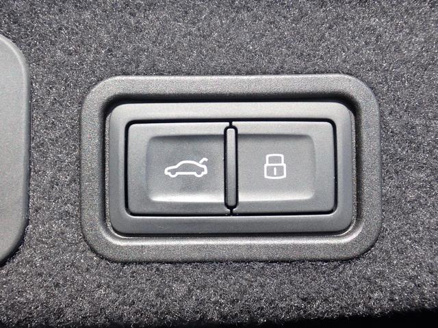 Ａ８ ４．０ＴＦＳＩクワトロ　後期型　黒革　マトリクスＬＥＤ　サラウンドビューカメラ　シートベンチレーション　ＡＣＣ　サイドアシスト　全席シートヒーター　メモリーパワーシート　ＢＯＳＥサウンド　スマートキー　純正２０インチＡＷ（43枚目）