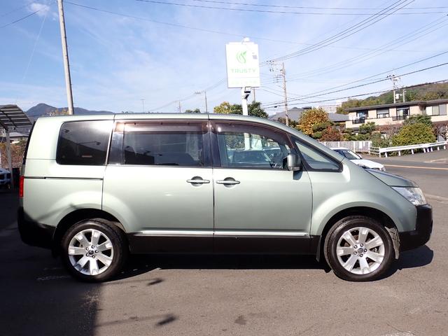 デリカＤ：５ Ｇ　ナビパッケージ　弊社下取　１オーナー　整備記録簿１２枚　３列シート　８人乗り　２３ｙ製造ヨコハマタイヤ　前後ドラレコ　左パワースライド　フロント＆バックカメラ　ＥＴＣ　スマートキー　マルチステア　ＨＩＤ　ドアバイザー（11枚目）