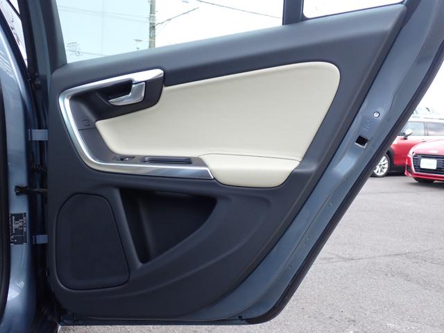 Ｖ６０ Ｄ４　ダイナミックエディション　後期型　特別仕様車　アイボリー革　インテリセーフ　専用１８インチＡＷ　ヒーター付きメモリーパワーシート　ＨＤＤナビ　バックカメラ　マルチステア　パドルシフト　ＥＴＣ２．０　スマートキー　スペアキー有り（30枚目）