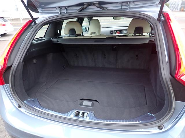 Ｖ６０ Ｄ４　ダイナミックエディション　後期型　特別仕様車　アイボリー革　インテリセーフ　専用１８インチＡＷ　ヒーター付きメモリーパワーシート　ＨＤＤナビ　バックカメラ　マルチステア　パドルシフト　ＥＴＣ２．０　スマートキー　スペアキー有り（33枚目）