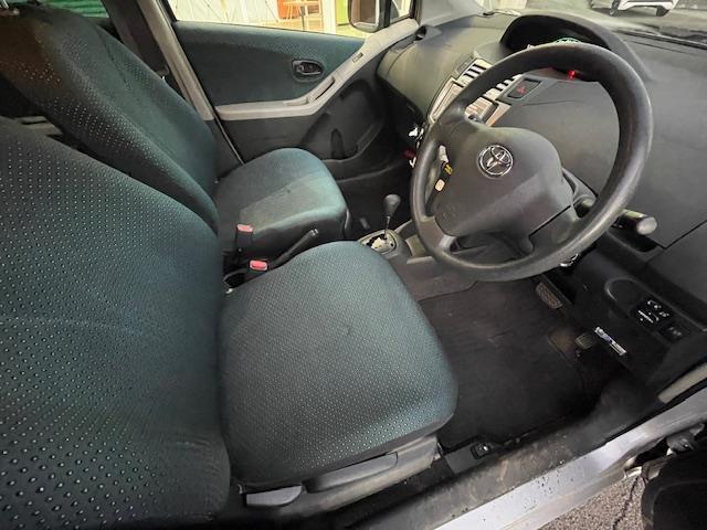 ヴィッツ F 社外ナビ ワンセグ ETC リモコンキー 純正フロアマット(4枚目)