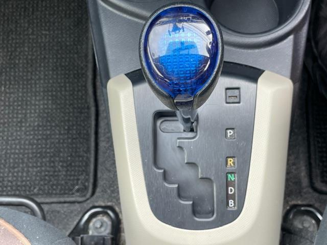 アクア G ECOモード EVモード シートヒーター ETC Bluetooth フルセグTV 社外アルミホイール 純正ナビ 純正フロアマット ハイブリッド プッシュスタート(29枚目)