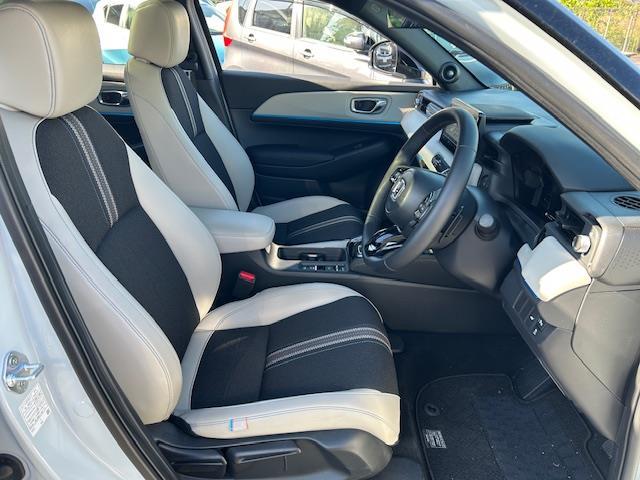 ヴェゼル ｅ：ＨＥＶ　Ｚ・ＰＬａＹパッケージ　ワンオーナー　純正ナビ　フルセグテレビ　Ｂｌｕｅｔｏｏｔｈ　全方位カメラ　純正フロアマット　スカイルーフ　オートライト　ＬＥＤヘッドライト　ブレーキホールド　ビルトイン２．０ＥＴＣ（9枚目）