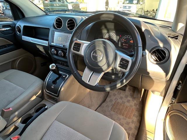 ジープ・コンパス アルティテュード　スポーツ　社外メモリナビ　ＡＭ　ＦＭ　ＣＤ　ＤＶＤ　ＢＴ　フルセグ　バックカメラ　純正フロアマット　リモコンキー　クルーズコントロール　ドライブレコーダー前後　ＥＴＣ（11枚目）