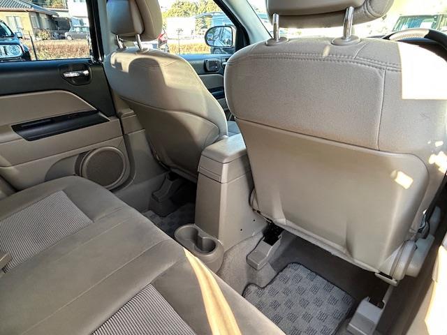 ジープ・コンパス アルティテュード　スポーツ　社外メモリナビ　ＡＭ　ＦＭ　ＣＤ　ＤＶＤ　ＢＴ　フルセグ　バックカメラ　純正フロアマット　リモコンキー　クルーズコントロール　ドライブレコーダー前後　ＥＴＣ（13枚目）