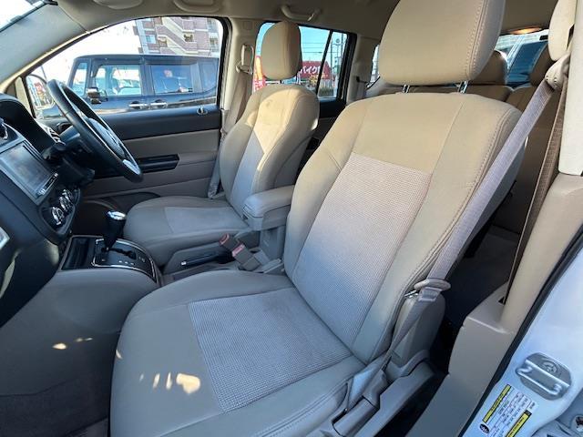 ジープ・コンパス アルティテュード　スポーツ　社外メモリナビ　ＡＭ　ＦＭ　ＣＤ　ＤＶＤ　ＢＴ　フルセグ　バックカメラ　純正フロアマット　リモコンキー　クルーズコントロール　ドライブレコーダー前後　ＥＴＣ（16枚目）