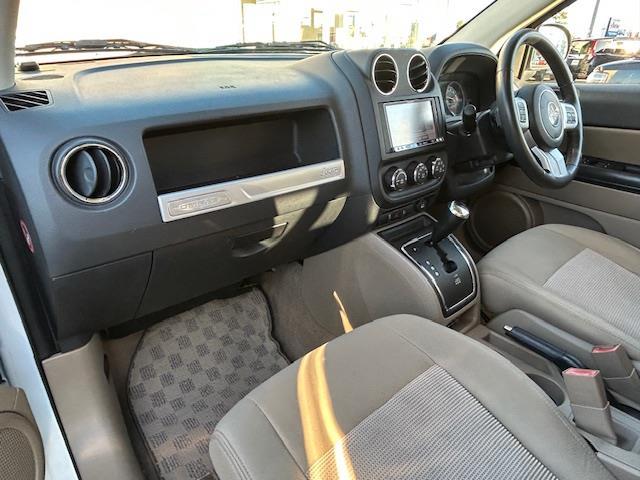 ジープ・コンパス アルティテュード　スポーツ　社外メモリナビ　ＡＭ　ＦＭ　ＣＤ　ＤＶＤ　ＢＴ　フルセグ　バックカメラ　純正フロアマット　リモコンキー　クルーズコントロール　ドライブレコーダー前後　ＥＴＣ（17枚目）