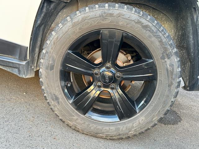 ジープ・コンパス アルティテュード　スポーツ　社外メモリナビ　ＡＭ　ＦＭ　ＣＤ　ＤＶＤ　ＢＴ　フルセグ　バックカメラ　純正フロアマット　リモコンキー　クルーズコントロール　ドライブレコーダー前後　ＥＴＣ（39枚目）