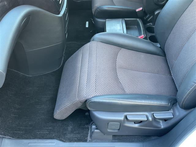 エルグランド 250ハイウェイスター 社外ナビ 社外フリップダウンモニター 両側パワスラ 半革シート 革巻きステアリング オートライト ウィンカーミラー 木目調パネル ETC 純正18インチAW スマートキー スペアキー 保証書 取説(26枚目)