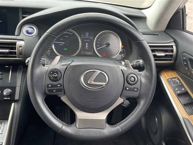 IS IS300h バージョンL BSM クルーズコントロール シートベンチレーション シートヒーター レザーシート パワーシート シートメモリ 純正17インチAW LEDヘッドライト ドライブモードセレクト ETC 社外ドラレコ(3枚目)