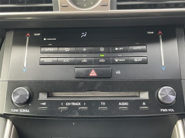 IS IS300h バージョンL BSM クルーズコントロール シートベンチレーション シートヒーター レザーシート パワーシート シートメモリ 純正17インチAW LEDヘッドライト ドライブモードセレクト ETC 社外ドラレコ(10枚目)