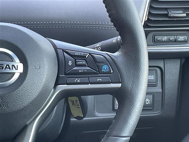 セレナ e-パワー ハイウェイスターV プロパイロット エマージェンシーブレーキ ブラインドスポットモニター 純正10インチナビ アラウンドビューモニター 両側パワースライドドア 前後コーナーセンサー ステアリングヒーター シートヒーター(7枚目)