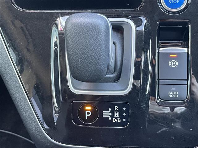 セレナ e-パワー ハイウェイスターV プロパイロット エマージェンシーブレーキ ブラインドスポットモニター 純正10インチナビ アラウンドビューモニター 両側パワースライドドア 前後コーナーセンサー ステアリングヒーター シートヒーター(13枚目)