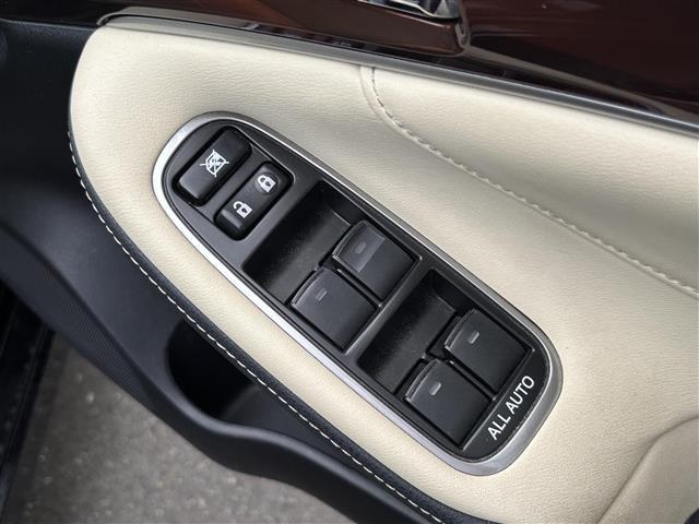 クラウンハイブリッド ロイヤルサルーン　・プッシュスタート・パワーステアリング・４ＷＤ・スマートキー・ＡＭ・ＦＭ・ＴＶ・ＣＤ・スイングエアコン・ステアリングヒーター・ヂュアルエアコン・電動ミラー・オールオートパワーウインド（16枚目）