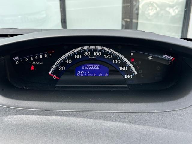 フリード G ジャストセレクション ・パワーステアリング・横滑り防止装置・オートライト・AAC・ビルトインETC・ステアリングリモコン・片側パワースライドドア・アイドリングストップ・ABS・AM/FM・SD・USB(4枚目)