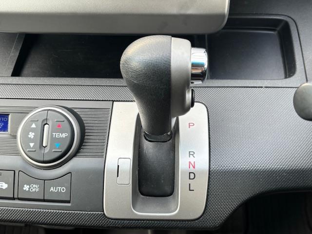 フリード G ジャストセレクション ・パワーステアリング・横滑り防止装置・オートライト・AAC・ビルトインETC・ステアリングリモコン・片側パワースライドドア・アイドリングストップ・ABS・AM/FM・SD・USB(6枚目)