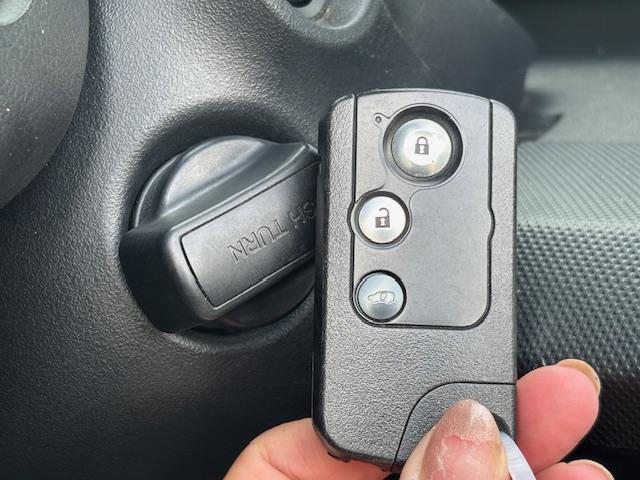 フリード G ジャストセレクション ・パワーステアリング・横滑り防止装置・オートライト・AAC・ビルトインETC・ステアリングリモコン・片側パワースライドドア・アイドリングストップ・ABS・AM/FM・SD・USB(7枚目)