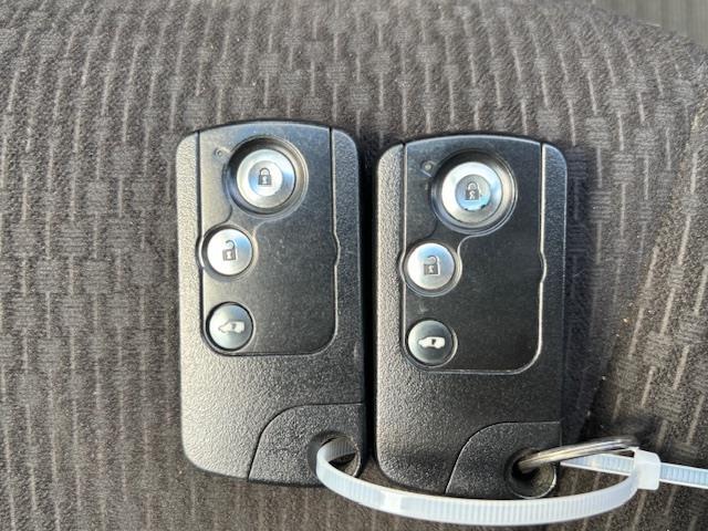 フリード G ジャストセレクション ・パワーステアリング・横滑り防止装置・オートライト・AAC・ビルトインETC・ステアリングリモコン・片側パワースライドドア・アイドリングストップ・ABS・AM/FM・SD・USB(8枚目)