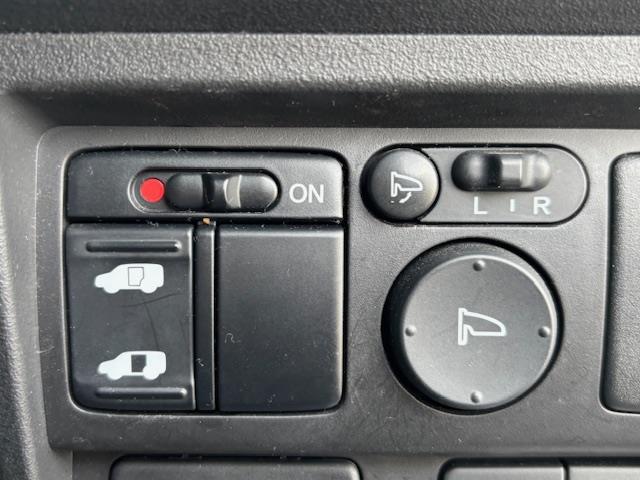 フリード G ジャストセレクション ・パワーステアリング・横滑り防止装置・オートライト・AAC・ビルトインETC・ステアリングリモコン・片側パワースライドドア・アイドリングストップ・ABS・AM/FM・SD・USB(9枚目)