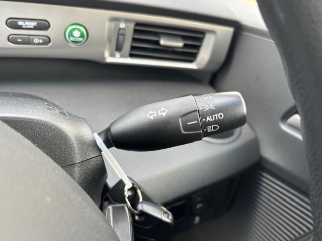 フリード G ジャストセレクション ・パワーステアリング・横滑り防止装置・オートライト・AAC・ビルトインETC・ステアリングリモコン・片側パワースライドドア・アイドリングストップ・ABS・AM/FM・SD・USB(13枚目)