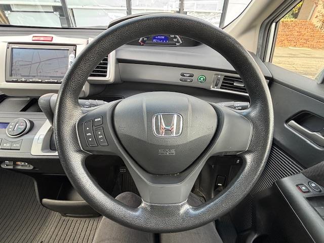 フリード G ジャストセレクション ・パワーステアリング・横滑り防止装置・オートライト・AAC・ビルトインETC・ステアリングリモコン・片側パワースライドドア・アイドリングストップ・ABS・AM/FM・SD・USB(17枚目)