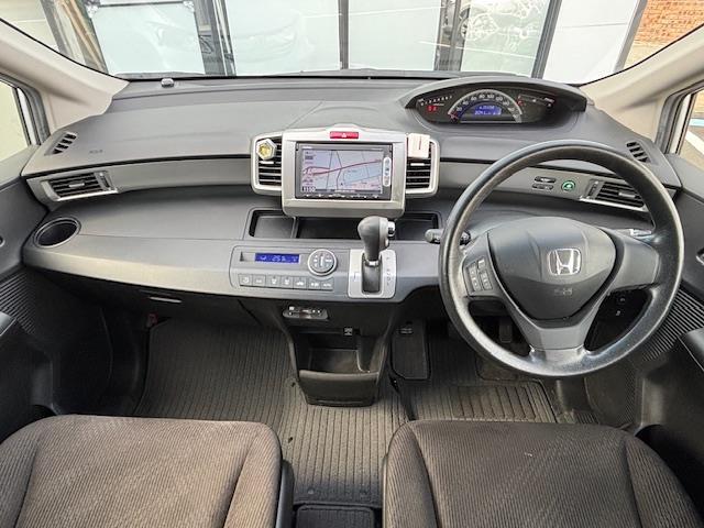 フリード G ジャストセレクション ・パワーステアリング・横滑り防止装置・オートライト・AAC・ビルトインETC・ステアリングリモコン・片側パワースライドドア・アイドリングストップ・ABS・AM/FM・SD・USB(42枚目)