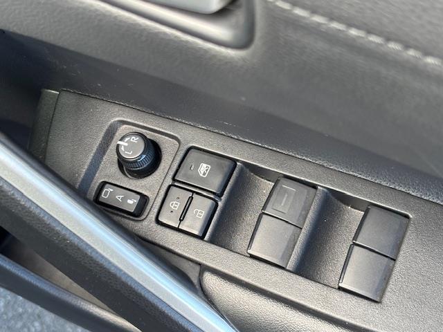 カローラクロス ハイブリッド　Ｚ　レーダークルーズコントロール・電動パーキングアシスト・パワーバックドア・シートヒーター・パワーシート・バックカメラ・プリクラッシュセーフティー・ステアリングリモコン・Ｐスタート・フォグランプ（12枚目）