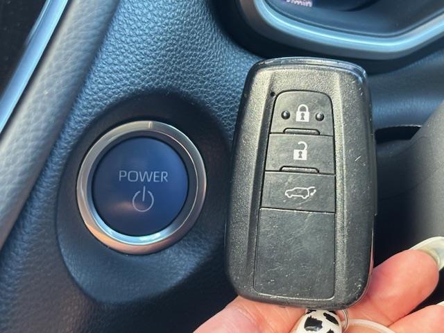 カローラクロス ハイブリッド　Ｚ　レーダークルーズコントロール・電動パーキングアシスト・パワーバックドア・シートヒーター・パワーシート・バックカメラ・プリクラッシュセーフティー・ステアリングリモコン・Ｐスタート・フォグランプ（16枚目）