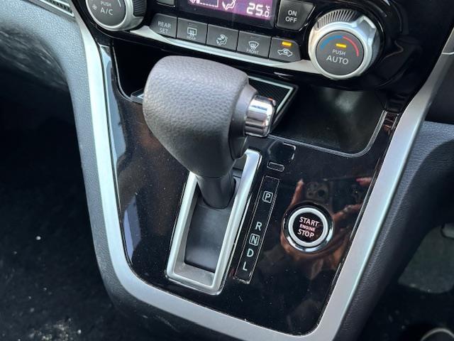 セレナ ハイウェイスター 純正ナビ・フルセグ・後席モニター・純正アルミホイール・LEDライト(6枚目)