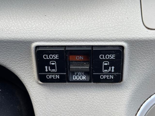 シエンタ ハイブリッドG 社外ナビ・フルセグTV・Bluetooth/CD/DVD・フリップダウンモニター・両Pスラ・クルコン・Aライト・レーンキープ・横滑り防止・Bカメ・Pスタート・スマートキー・ステアリングリモコン・ETC(16枚目)