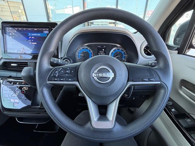 デイズ X 純正SDナビ・フルセグTV・Bluetooth/FM/AM・Pスタート・スマートキー・全方位カメラ・純フロアマット・ステアリングリモコン・Cセンサー・純AW・衝突軽減・Aライト(9枚目)