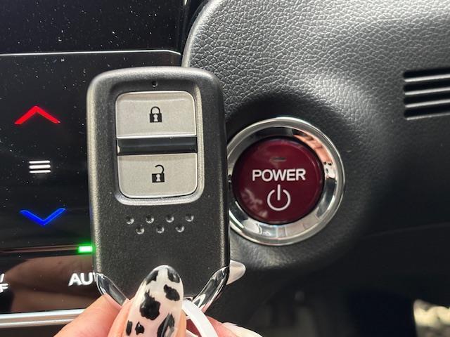 シャトル ハイブリッドXスタイルエディション 純正8インチナビ・バックカメラ・プッシュスタート・スマートキー・ビルトインETC・ステアリングリモコン・革巻きステアリング・ハーフレザーシート・社外ドライブレコーダー・純正フロアマット・ドアバイザー(12枚目)