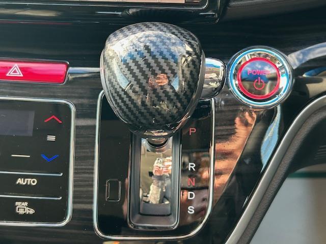 オデッセイハイブリッド ハイブリッド　パワーシートシートヒータースタットレスタイヤアルミホイール１７インチ付きレーダークルーズコントロールフリップダウンモニター衝突軽減機能両側パワースライドドアクリアランスソナーレーンキープ（9枚目）