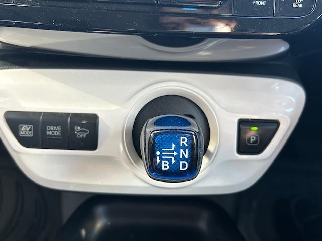 プリウス Ｓセーフティプラス　ＳＤナビ・フルセグＴＶ／ＣＤ／ＤＶＤ／Ｂｌｕｅｔｏｏｔｈ・Ｂカメラ・ドラレコ・ＥＴＣ・追従クルコン・純正フロアマット・Ｓヒーター・衝突軽減・横滑り防止・ＬＥＤ・Ｃセンサー・純正ＡＷ（4枚目）