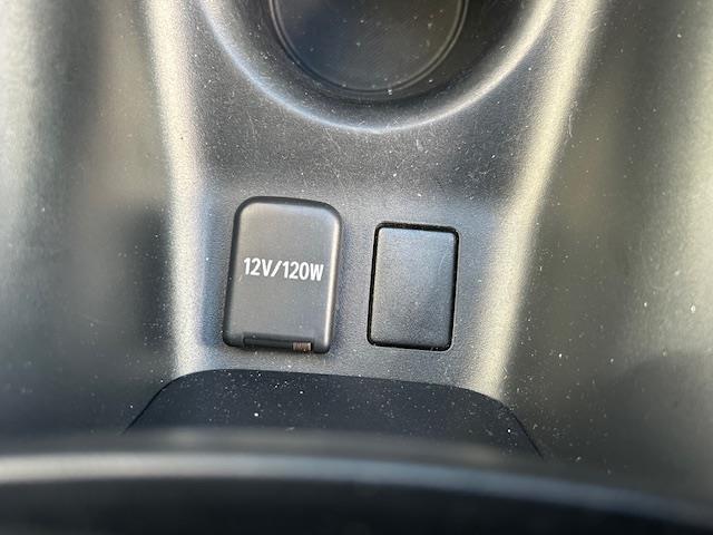 プリウス Ｓセーフティプラス　ＳＤナビ・フルセグＴＶ／ＣＤ／ＤＶＤ／Ｂｌｕｅｔｏｏｔｈ・Ｂカメラ・ドラレコ・ＥＴＣ・追従クルコン・純正フロアマット・Ｓヒーター・衝突軽減・横滑り防止・ＬＥＤ・Ｃセンサー・純正ＡＷ（16枚目）