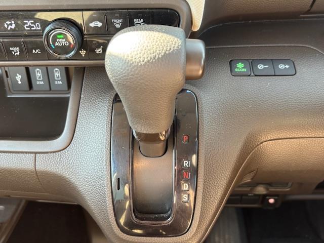 Ｎ－ＢＯＸ ＥＸ　・クルーズコントロール・ビルトインＥＴＣ・横滑り防止装置・車線逸脱警報・衝突軽減ブレーキ・純正フロアマット・ＤＶＤ／ＣＤ・ＦＭ／ＡＭ・ＴＶ・ｉＰａｄ・ＳＤ・ＵＳＢ・ＢＴ（8枚目）