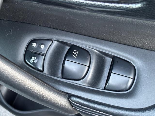 エクストレイル 20X ハイブリッド エマージェンシーブレーキP プッシュスタート・シートヒーター・ビルトインETC・クリアランスソナー・コーナーセンサー・エマージェンシーブレーキ・横滑り防止装置・ルーフレール・純正SDナビ・盗難防止装置・パワーステアリング(17枚目)