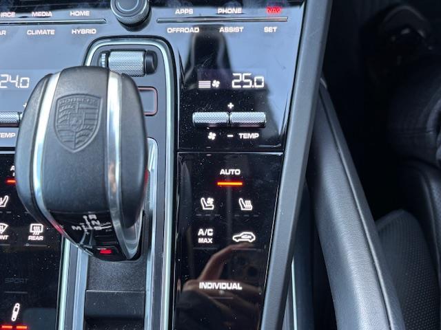 カイエン ターボS E-ハイブリッド 純正オービスレーダー純正フロアマットパノラミックサンルーフ追従式クルーズコントロールパドルシフトETC2.0レザーシート(9枚目)