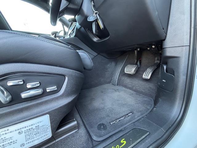 カイエン ターボS E-ハイブリッド 純正オービスレーダー純正フロアマットパノラミックサンルーフ追従式クルーズコントロールパドルシフトETC2.0レザーシート(26枚目)