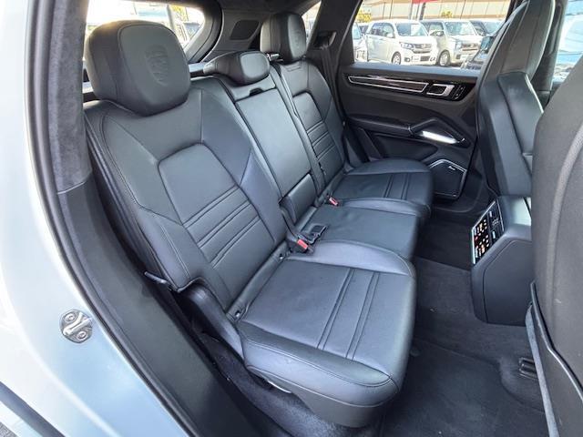 カイエン ターボS E-ハイブリッド 純正オービスレーダー純正フロアマットパノラミックサンルーフ追従式クルーズコントロールパドルシフトETC2.0レザーシート(27枚目)