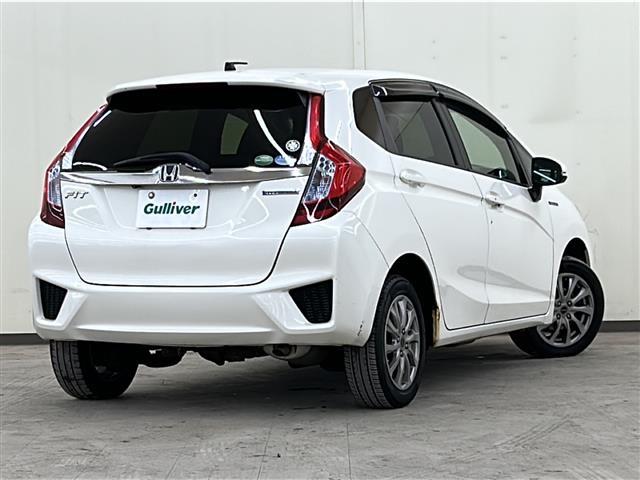 フィットハイブリッド Ｆパッケージ　コンフォートエディション　社外ディスプレイオーディオ／４ＷＤ／バックカメラ／アイドリングストップ／ドアバイザー／プッシュスタート／ＥＴＣ／シートヒータ／エンジンスターター／オートライト（3枚目）