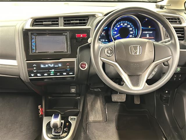 フィットハイブリッド Ｆパッケージ　コンフォートエディション　社外ディスプレイオーディオ／４ＷＤ／バックカメラ／アイドリングストップ／ドアバイザー／プッシュスタート／ＥＴＣ／シートヒータ／エンジンスターター／オートライト（4枚目）