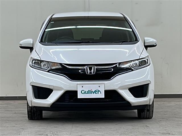 フィットハイブリッド Ｆパッケージ　コンフォートエディション　社外ディスプレイオーディオ／４ＷＤ／バックカメラ／アイドリングストップ／ドアバイザー／プッシュスタート／ＥＴＣ／シートヒータ／エンジンスターター／オートライト（5枚目）