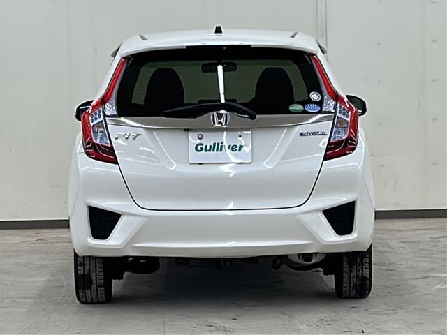 フィットハイブリッド Ｆパッケージ　コンフォートエディション　社外ディスプレイオーディオ／４ＷＤ／バックカメラ／アイドリングストップ／ドアバイザー／プッシュスタート／ＥＴＣ／シートヒータ／エンジンスターター／オートライト（6枚目）