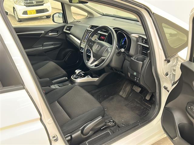 フィットハイブリッド Ｆパッケージ　コンフォートエディション　社外ディスプレイオーディオ／４ＷＤ／バックカメラ／アイドリングストップ／ドアバイザー／プッシュスタート／ＥＴＣ／シートヒータ／エンジンスターター／オートライト（9枚目）