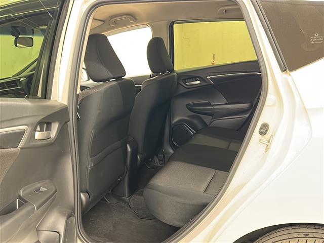 フィットハイブリッド Ｆパッケージ　コンフォートエディション　社外ディスプレイオーディオ／４ＷＤ／バックカメラ／アイドリングストップ／ドアバイザー／プッシュスタート／ＥＴＣ／シートヒータ／エンジンスターター／オートライト（10枚目）